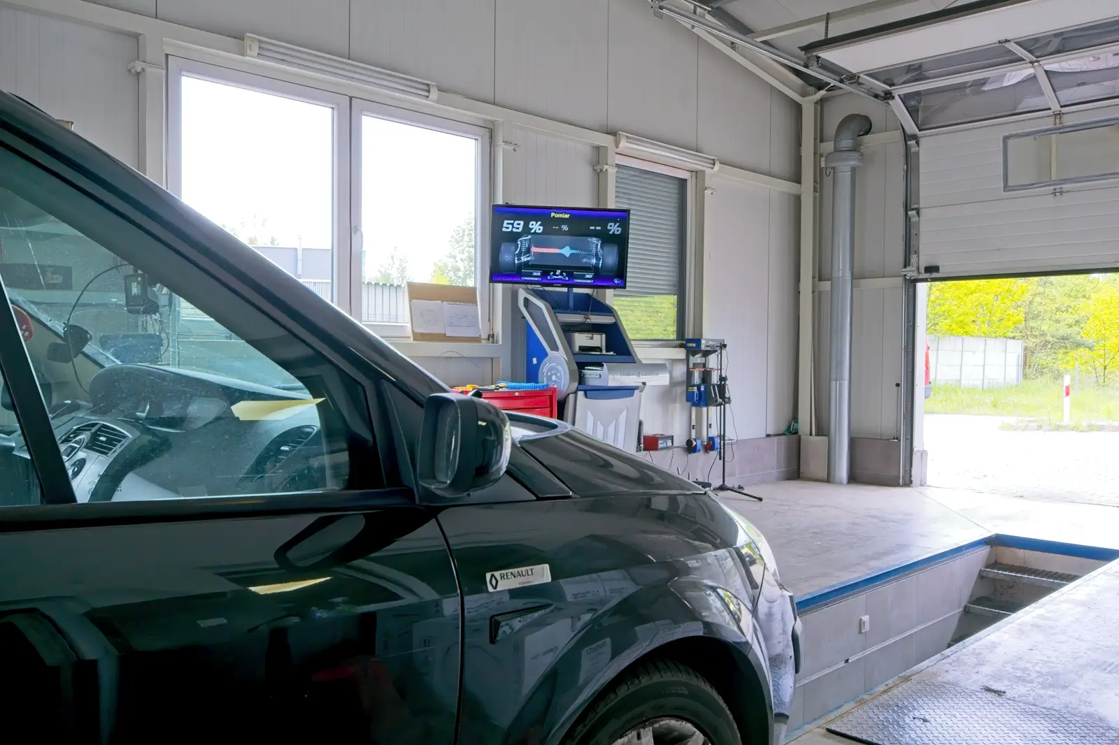 Badanie auta na stacjo kontroli pojzadów